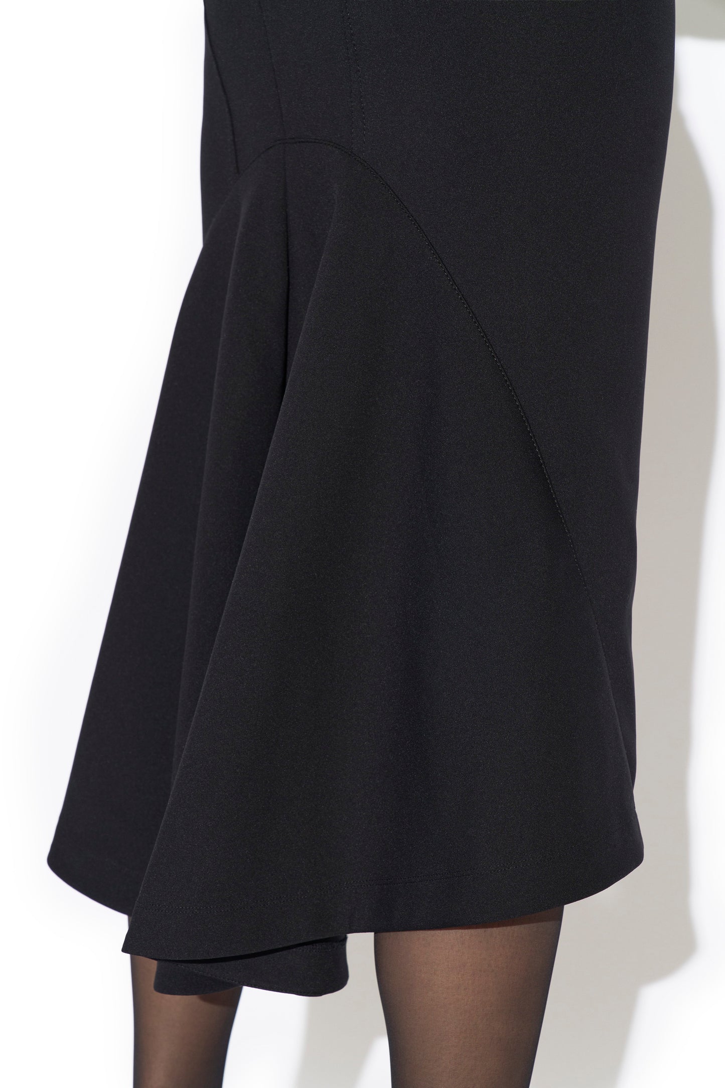 BODY TAILORING HIP HUGGING BACK FLARE SKIRT